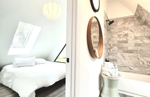 Keego Harbor House | Charming 3-bedroom house in welcoming Keego Harbor with WiFi, AC, lake access