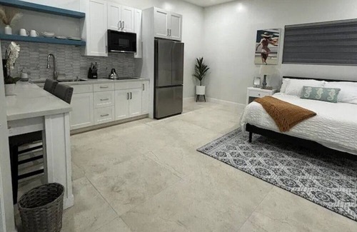 Downtown Nassau Cottage | Tranquil secluded studio w/ Pool and WiFi, AC in charming Nassau