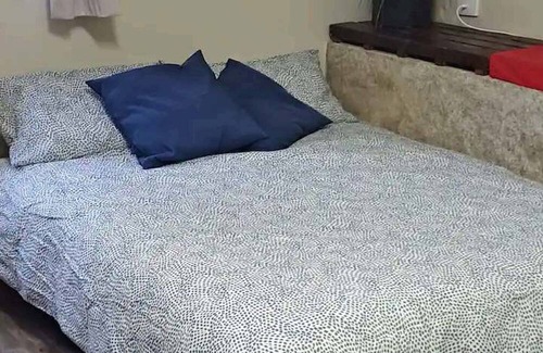 Kingsgrove House | Cosy guest suite. Close to motorway for easy airport access. Families welcome.