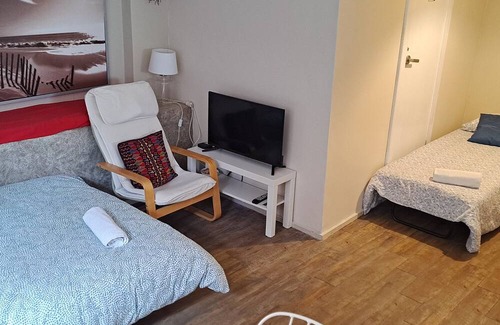 Kingsgrove House | Cosy guest suite. Close to motorway for easy airport access. Families welcome.