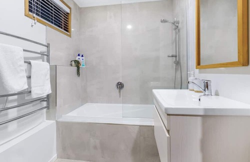 Hamilton East House | Tree Top Retreat in Central City - By KOSH BNB