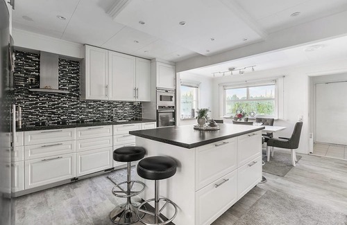 Vallentuna House | Radhus i Vallentuna - Bastu, solig terrass, trevåningshus