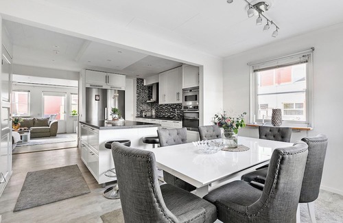 Vallentuna House | Radhus i Vallentuna - Bastu, solig terrass, trevåningshus