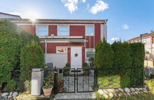 Vallentuna House | Radhus i Vallentuna - Bastu, solig terrass, trevåningshus