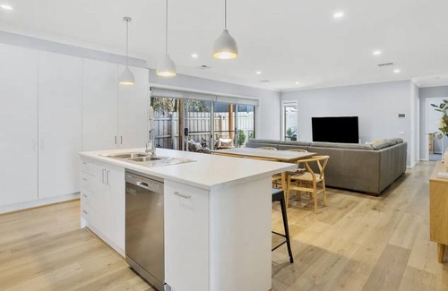 Rosebud House | Peninsula Getaway. 5 minute walk from local shops