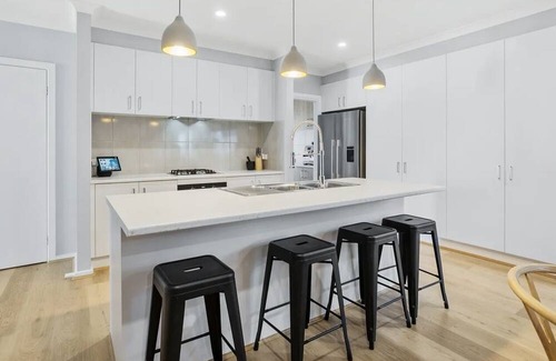 Rosebud House | Peninsula Getaway. 5 minute walk from local shops