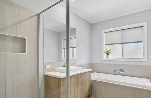 Rosebud House | Peninsula Getaway. 5 minute walk from local shops
