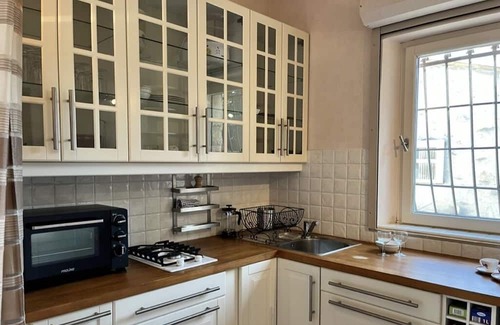 Eygalieres House | Cosy retreat in Eygalieres with artist studio. Walking distance to the village