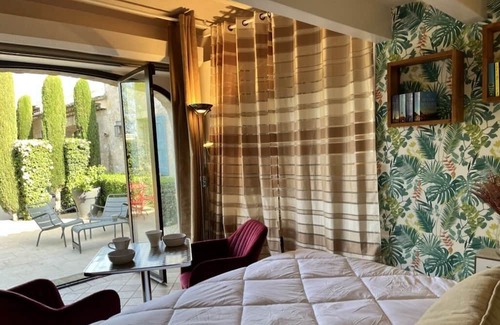 Eygalieres House | Cosy retreat in Eygalieres with artist studio. Walking distance to the village