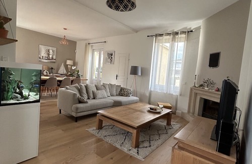 Bron House | Maison Familiale Avec Piscine Proche de Toutes Commodités à 10 min de Lyon !