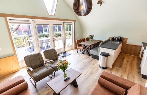 Baars Cottage | House with a terrace on the edge of the forest