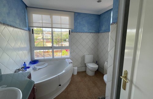 Coveta Fuma Ski Chalet | Villa 1 Minute from the Beach. 1 min from the Tram Stop, Car Not Necessary.