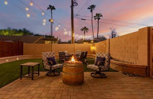 Camelback East House | A quiet escape in the trendy Biltmore/Arcadia area w/garage close to everything