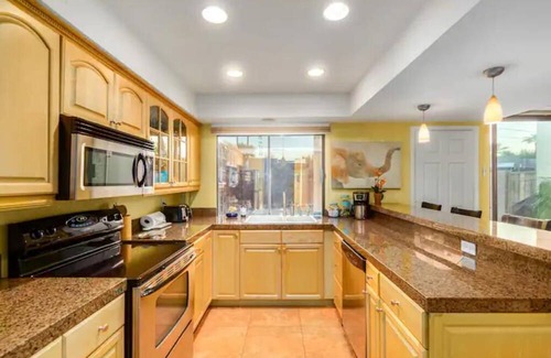 Camelback East House | A quiet escape in the trendy Biltmore/Arcadia area w/garage close to everything