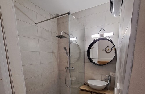 Pouilly-les-Nonains Bed & Breakfast | GINGKO room with kitchen, bathroom, WC and exterior