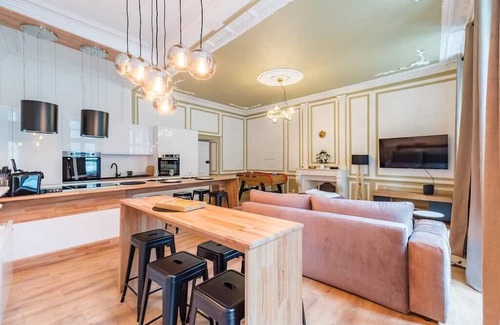 Guingamp Apartment | Logement D'exception : 10 Chambres et Babyfoot