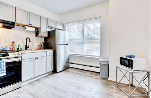 Springfield Apartment | Stylish & Modern Getaway in Downtown Springfield!nn