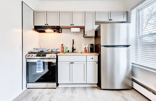 Springfield Apartment | Stylish & Modern Getaway in Downtown Springfield!nn