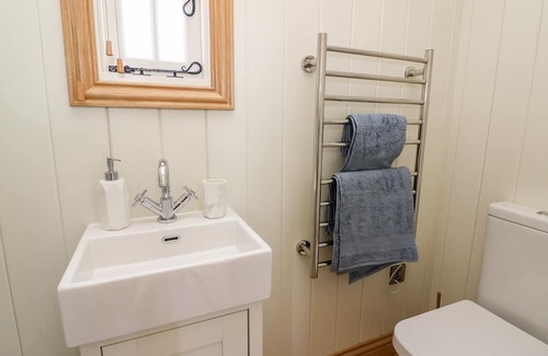 Pontrhydfendigaid Cottage | CWT Y GORS, pet friendly, with hot tub in Pontrhydfendigaid