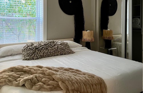 North Center Apartment | Avondale Oasis Beautiful + Bright Condo Logan Square/Avondale