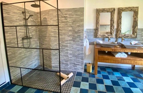 Chatillon-Coligny Villa | Homerez - Villa for 16 ppl. with swimming-pool and garden at Châtillon-Coligny