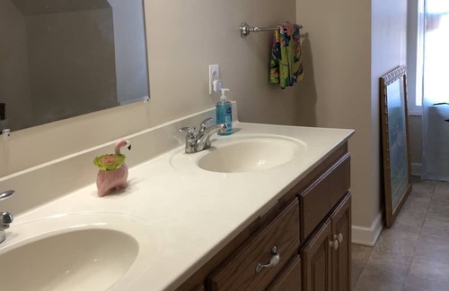 Achilles House | Flamingo Hosptiality Rm 3 with Hot Tub