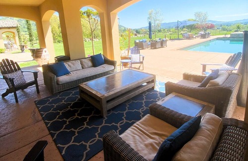 Riebli-Wallace Neighborhood Group House | Secluded Luxury Estate in the Wine County