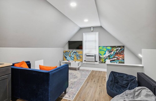 Elizabeth Apartment | Stylish and Cozy Attic in Elizabeth/Great location near Newark Airport