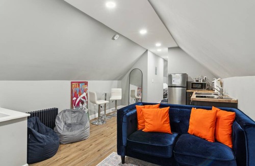 Elizabeth Apartment | Stylish and Cozy Attic in Elizabeth/Great location near Newark Airport