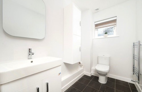 Yeading House | Chic and Spacious 4BR Family Home with Garden