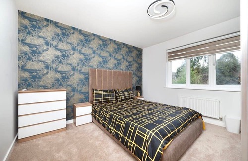 Yeading House | Chic and Spacious 4BR Family Home with Garden