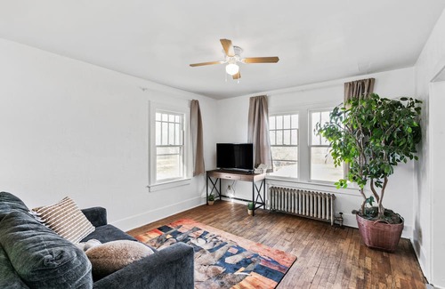 Flint Apartment | Snuggle-in-the-Jungle: Pet friendly + Smart TV + close to everything in Flint!