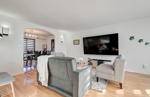 Markham House | Cozy home in Markham city where you can gather with family and friends.