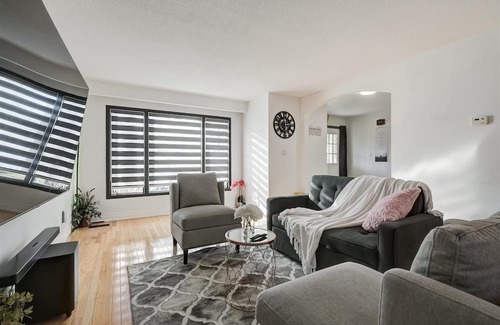 Markham House | Cozy home in Markham city where you can gather with family and friends.