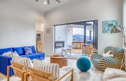 Neskowin House | Ocean Views, NanaWall Glass Doors, Chef’s Kitchen in New Build Above Neskowin!