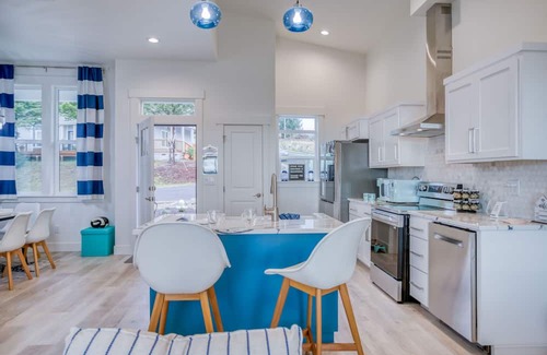 Neskowin House | Ocean Views, NanaWall Glass Doors, Chef’s Kitchen in New Build Above Neskowin!