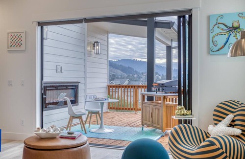 Neskowin House | Ocean Views, NanaWall Glass Doors, Chef’s Kitchen in New Build Above Neskowin!