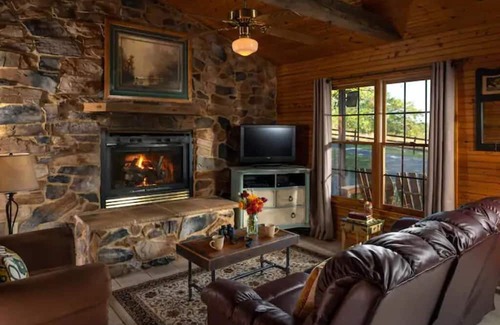 Steeles Tavern Cabin | Ivy Cabin, Hot tub and on site Spa!