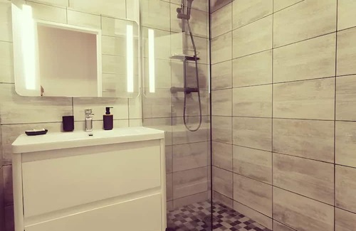 Vaulx-en-Velin Apartment | Appartement Charmant, parking gratuit