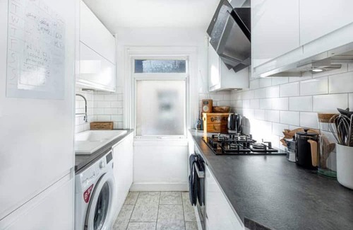 Hoe Street Apartment | Vibrant 2BR Flat in Walthamstow, 5 min to Tube