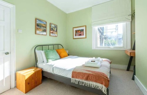 Hoe Street Apartment | Vibrant 2BR Flat in Walthamstow, 5 min to Tube