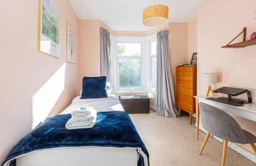 Hoe Street Apartment | Vibrant 2BR Flat in Walthamstow, 5 min to Tube