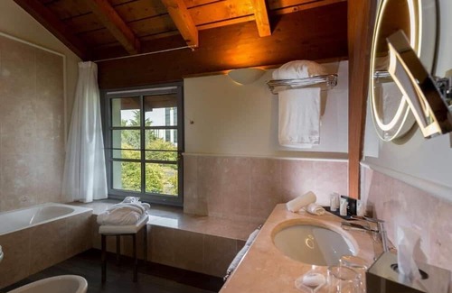 Rondo - Torretta House | Elegant Stay: Onsite Parking, Easy Access to Milan Cathedral! Steps to Metro