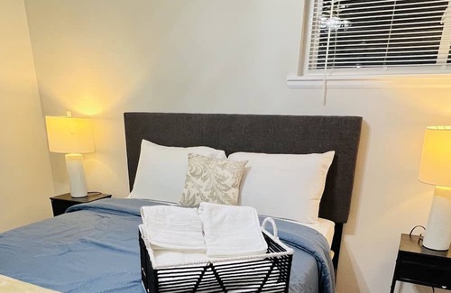 Des Plaines House | 9mins from Ohare,2 free parking 4 bedroom,1.5 B Pet friendly Closer I-294, I-53.