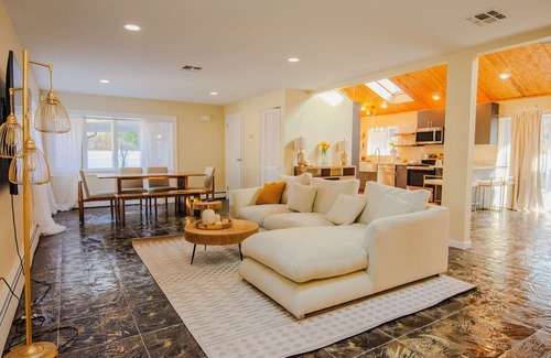 Rochelle Park House | Spacious 3 BED / 3 BATH - Close to NYC w/ Pool & Hot Tub