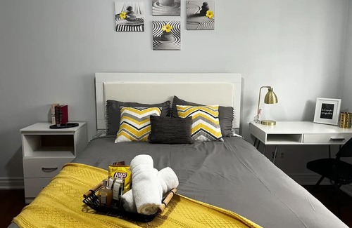 Malton House | 3 Bed Room2 full Wash Room entire Apt, 5 km to Pearson Airport, Sleeps up to 7,