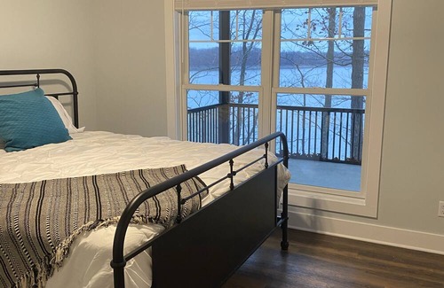 Scottsville House | Sunset Shores has an amazing lake view, the best is the sun set on the water.