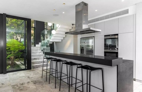 Fresnaye Villa | Spacious & Exclusive 6 Bedroom Villa positioned b/w Signal Hill and Sea Point