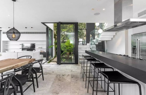 Fresnaye Villa | Spacious & Exclusive 6 Bedroom Villa positioned b/w Signal Hill and Sea Point