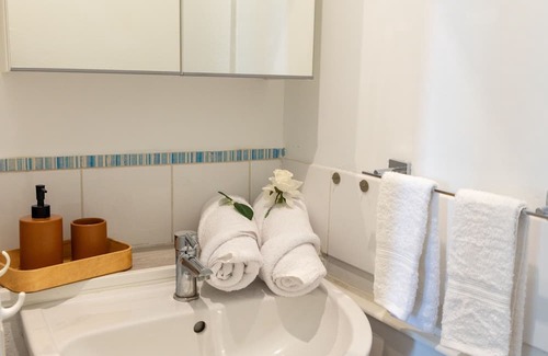 Cires-Les-Mello Apartment | Le Yellow Vibe - A Deux pas de la Gare, Parking Privé Gratuit, Wi-fi Haut Débit